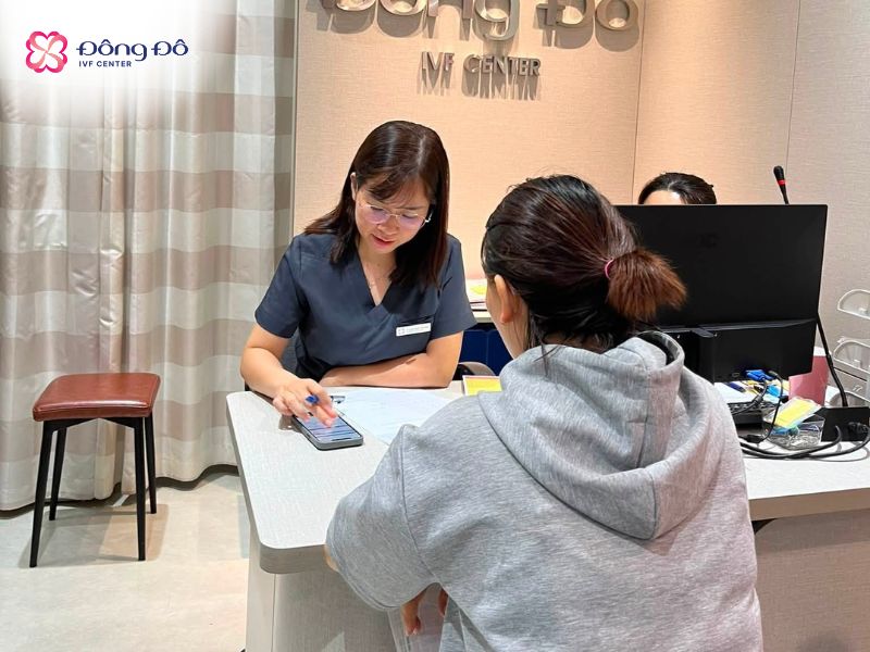 Bác sĩ sẽ tư vấn cả hai vợ chồng trước khi quyết định chuyển phôi