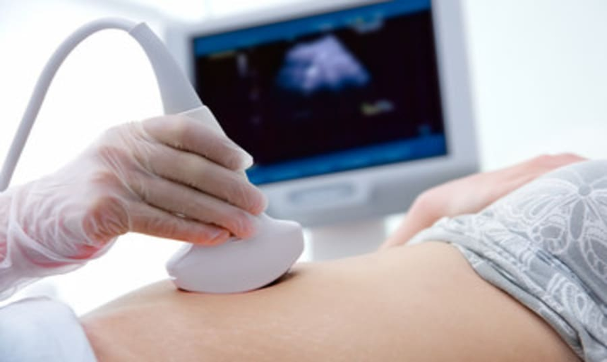 Thăm khám sức khỏe để được tư vấn khả năng xin trứng làm IVF