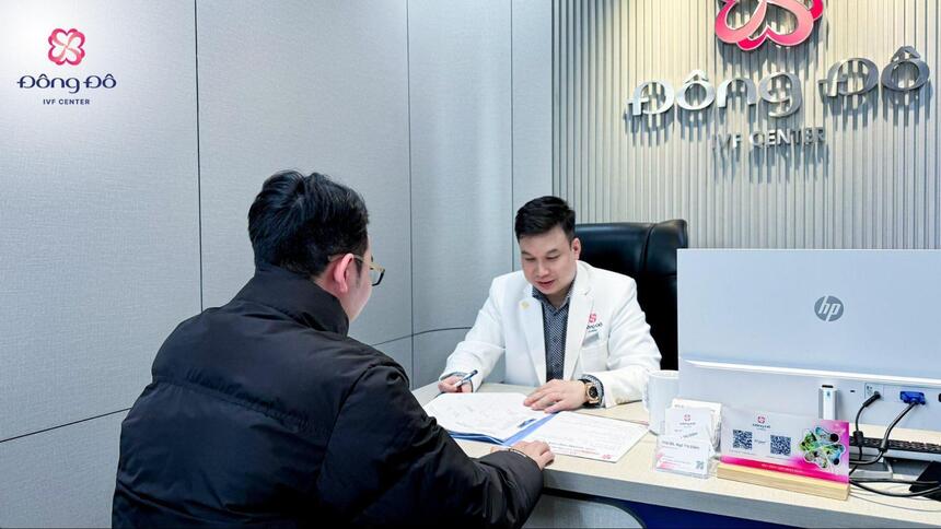 ẢNH: Bác sĩ Tăng Đức Cương - Giám đốc Đông Đô IVF Center tư vấn giải pháp cho khách hàng.