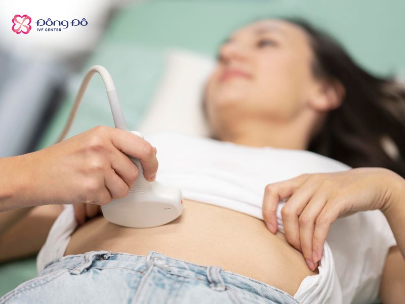 Vào ngày thực hiện xét nghiện hCG, mẹ cũng được bác sĩ chỉ định siêu âm thai