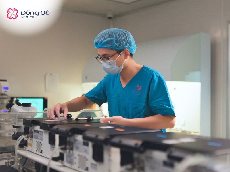 Chuyên gia phôi học tại Đông Đô IVF Center phân loại phôi