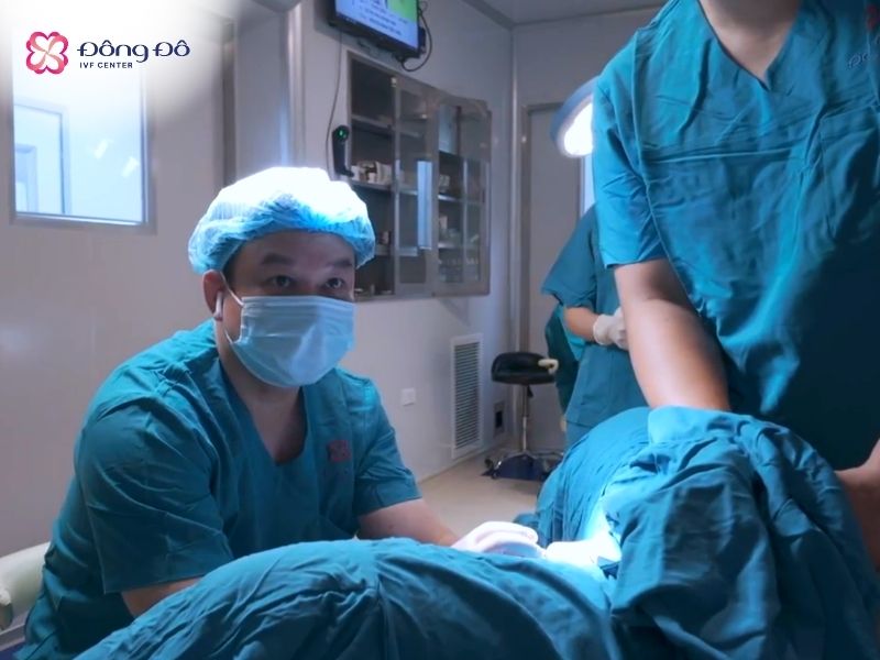 Bác sĩ CKII Tăng Đức Cương thực hiện chuyển phôi cho bệnh nhân