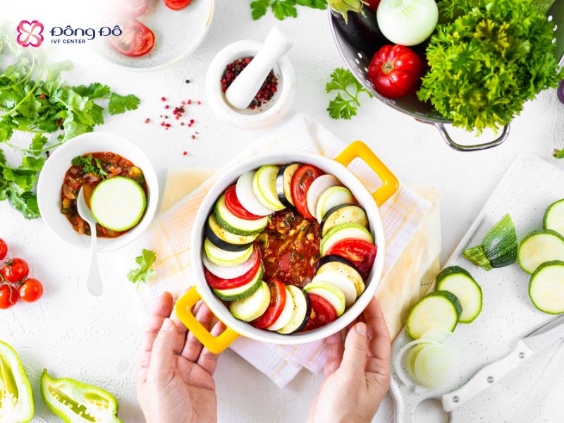 Duy trì chế độ ăn uống lành mạnh là một trong những yếu tố quyết định sức khỏe thai kỳ