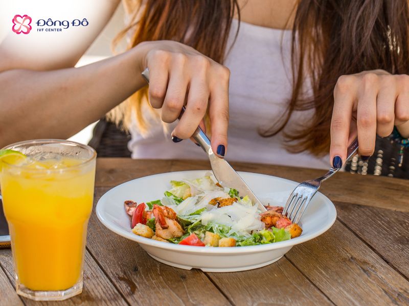 Người vợ nên bổ sung nhiều đạm và rau để đảm bảo dinh dưỡng cho cơ thể